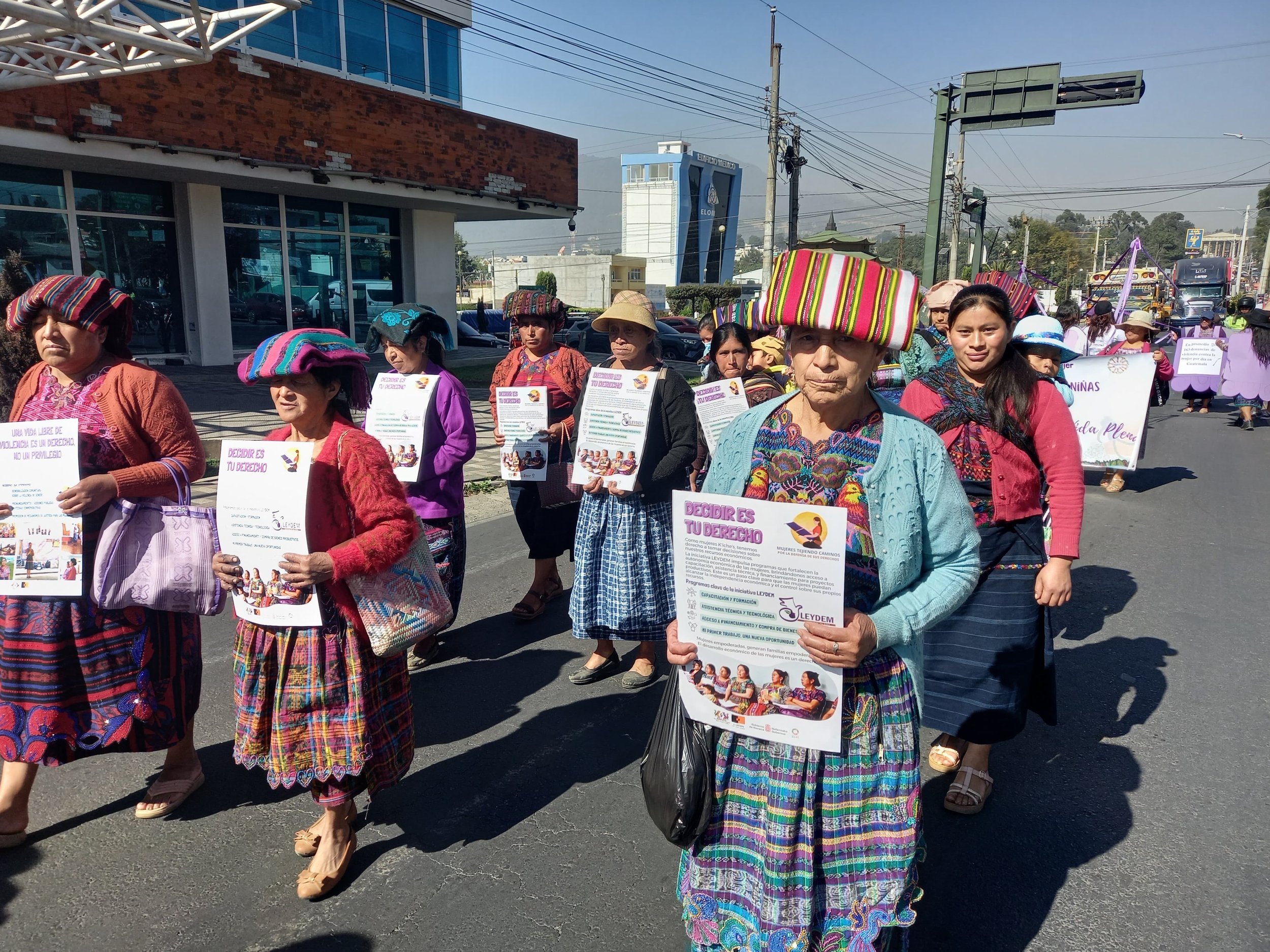  Mujeres de todas las edades participan en una caminata en Quetzaltenango el 7 de marzo. Foto Hugo Bulux 